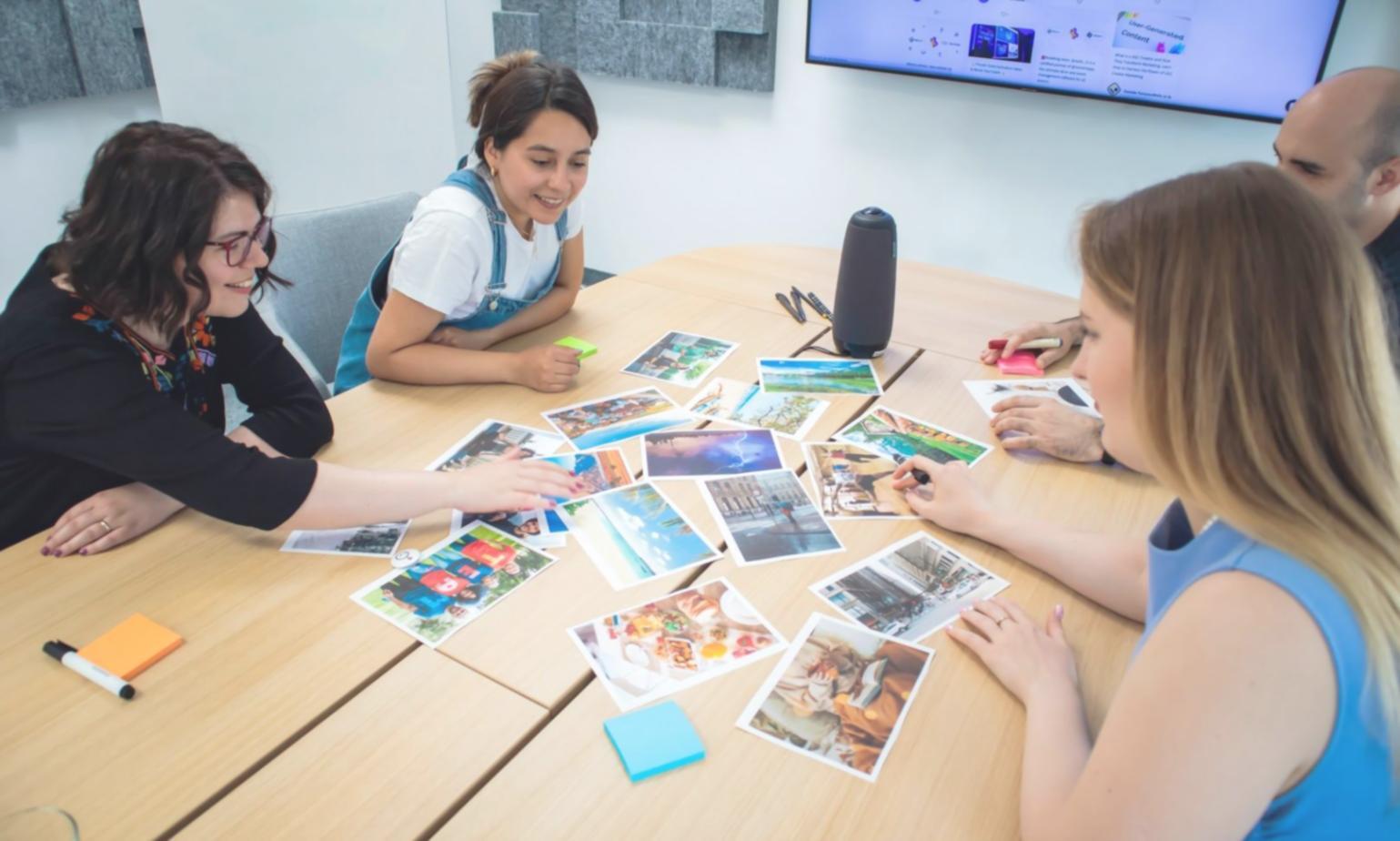 Espace de travail avec documents financiers et calculatrice